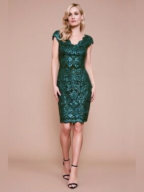 TADASHI SHOJI V-NECK
SHORT-SLEEVE SEQUIN DRESS